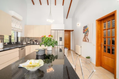 Moradia T4 para Venda em Santa Barbara de Nexe