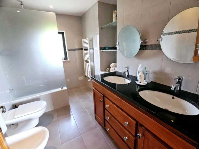 Moradia T4 para Venda em Santa Barbara de Nexe Foto 10