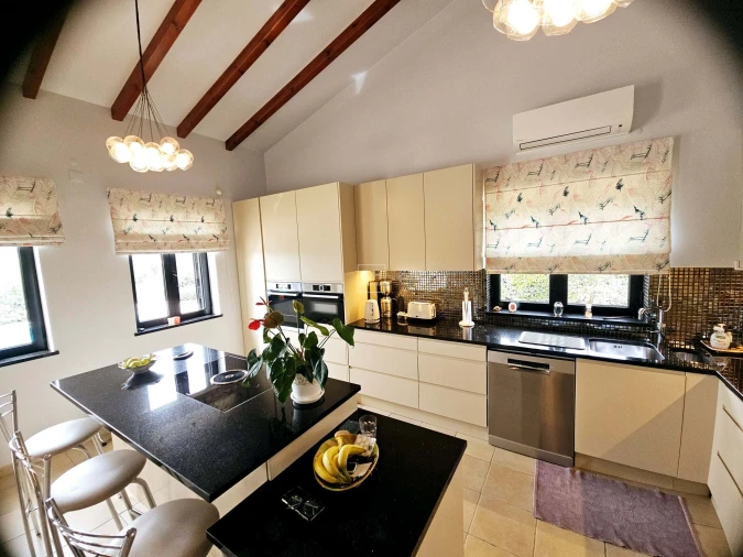 Moradia T4 para Venda em Santa Barbara de Nexe Foto 4