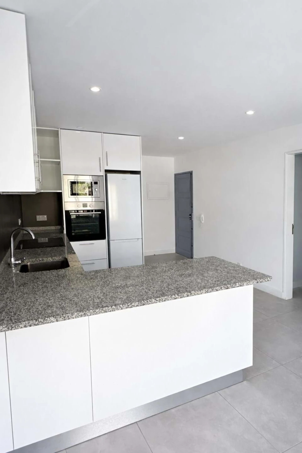 Apartamento T2 para Venda em Quarteira Foto 4