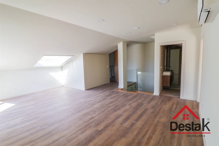 Apartamento T5 para Venda em Viseu Foto 12