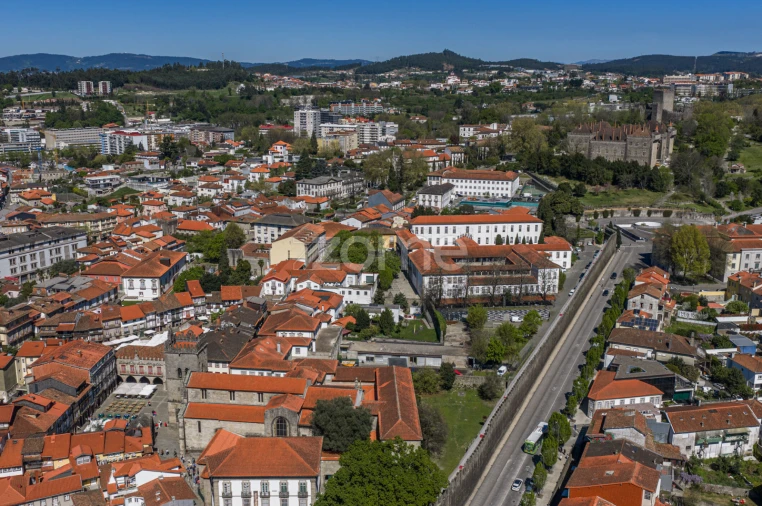 Moradia T6 para Venda em Oliveira, São Paio e São Sebastião Foto 9