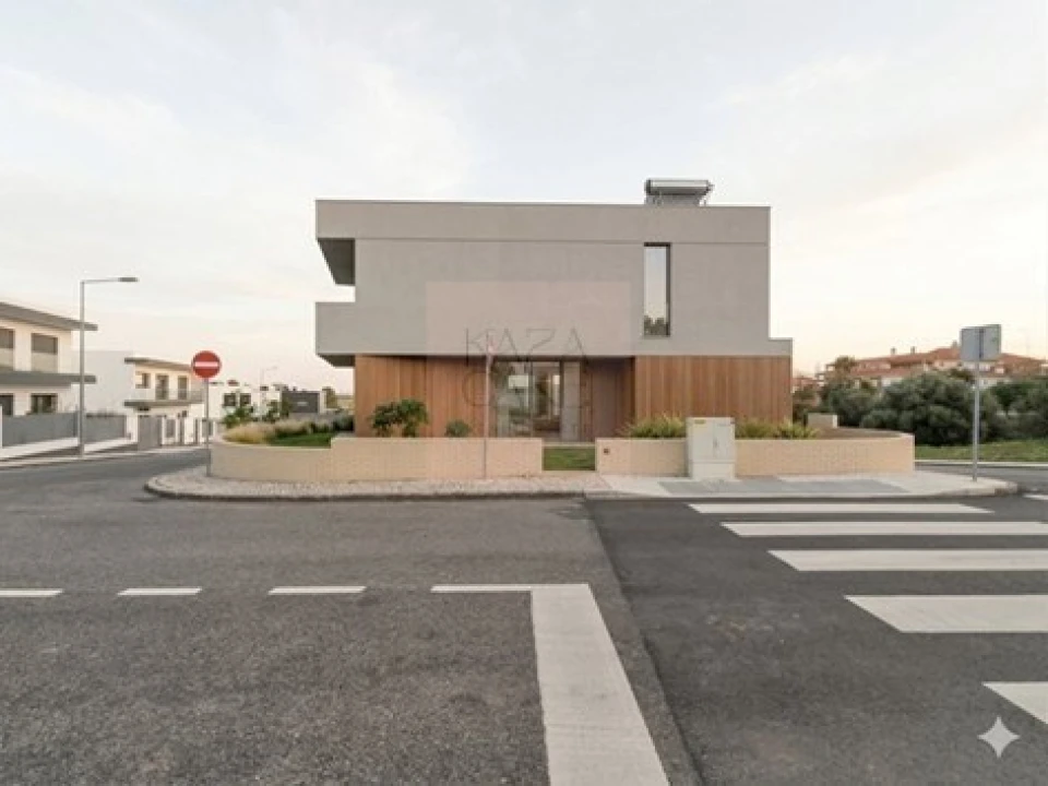 Moradia T4 para Venda em Alcabideche Foto 3