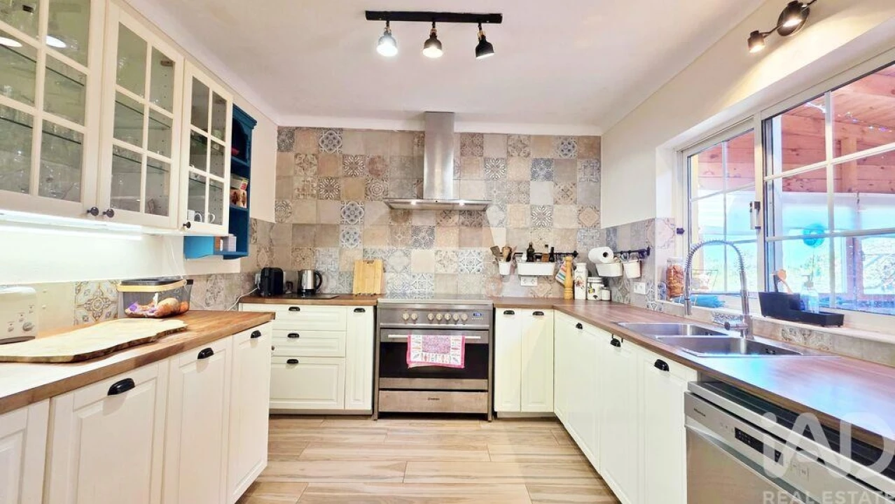 Moradia T6 para Venda em Usseira Foto 8