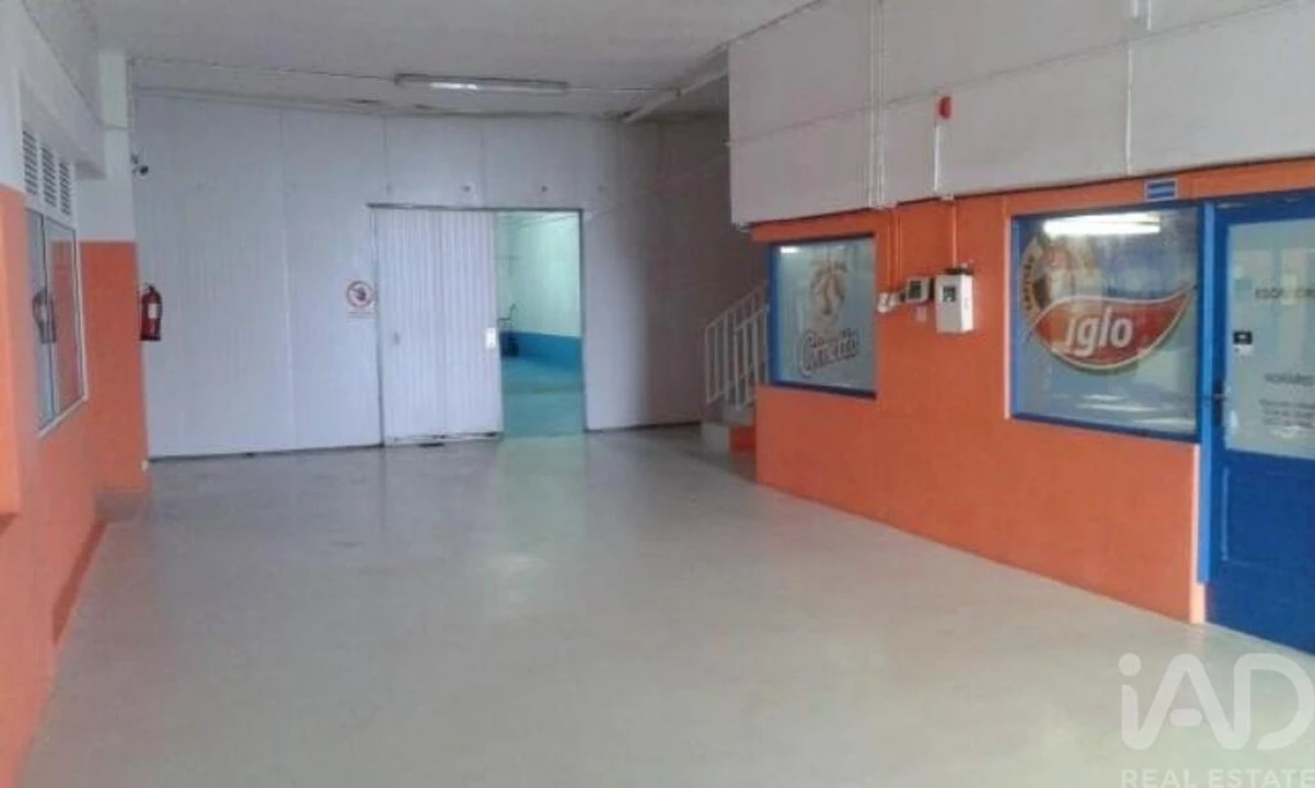 Armazém para Venda em Praia da Vitoria (Santa Cruz) Foto 12