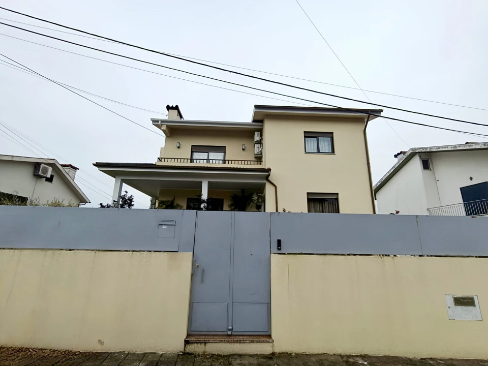 Moradia T4 para Venda em Lago Foto 10