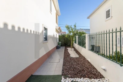 Moradia T4 para Venda em Charneca de Caparica e Sobreda