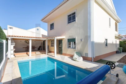 Moradia T4 para Venda em Charneca de Caparica e Sobreda