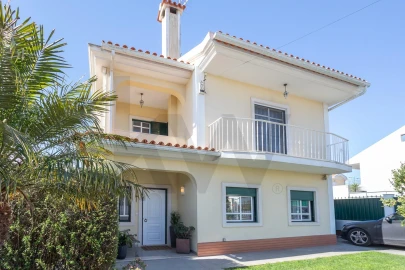 Moradia T4 para Venda em Charneca de Caparica e Sobreda