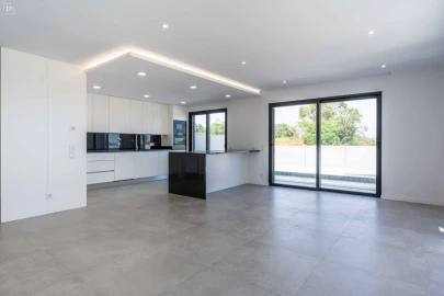 Moradia T4 para Venda em Mexilhoeira Grande