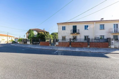 Moradia T5 para Venda em Queluz e Belas