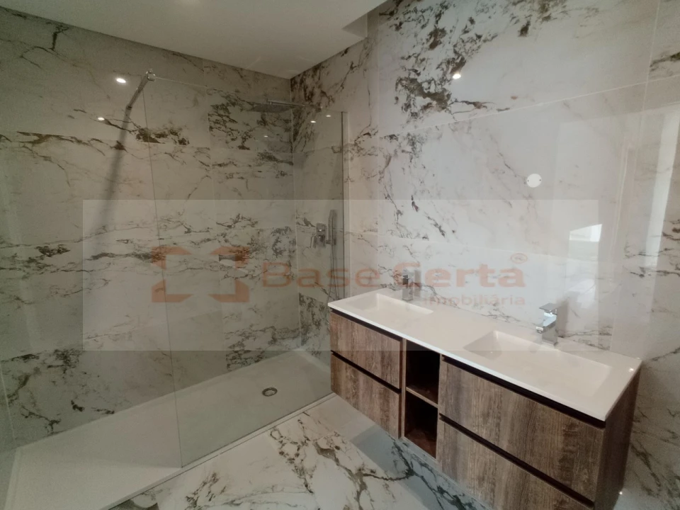 Moradia T4 para Venda em Corroios Foto 20