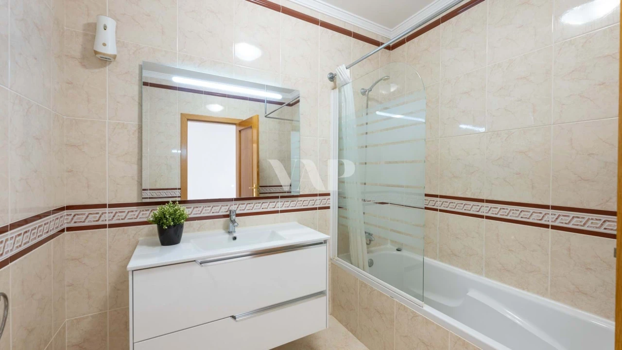 Apartamento T2 para Venda em Quarteira Foto 14