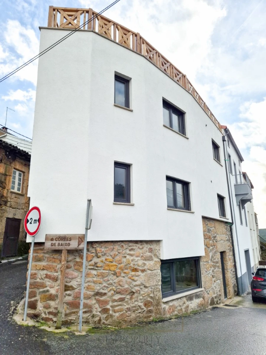 Moradia T3 para Venda em Cortes do Meio Foto 1