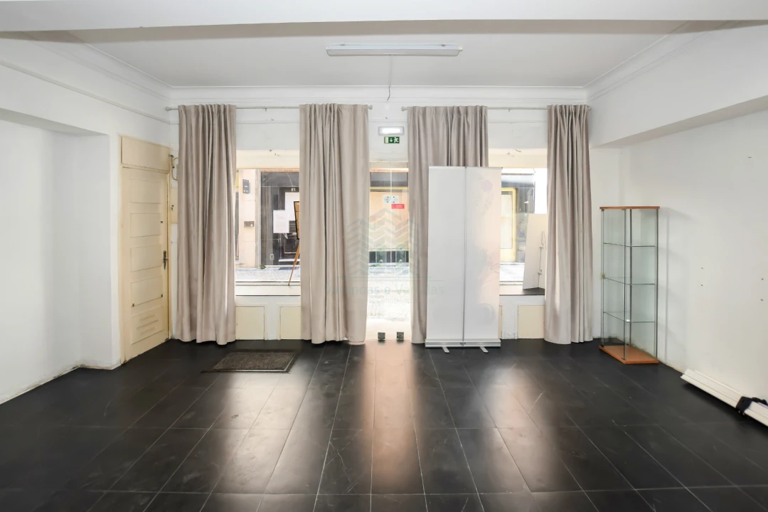 Loja para Arrendamento em Torres Novas (Santa Maria, Salvador e Santiago) Foto 2