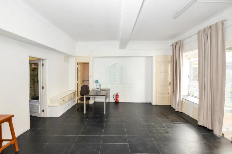 Loja para Arrendamento em Torres Novas (Santa Maria, Salvador e Santiago) Foto 4