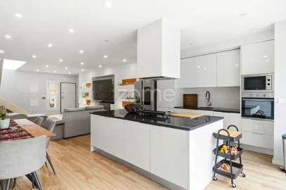 Moradia T5 para Venda em Ramada e Caneças