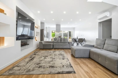 Moradia T5 para Venda em Ramada e Caneças