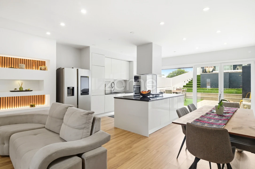 Moradia T5 para Venda em Ramada e Caneças Foto 1