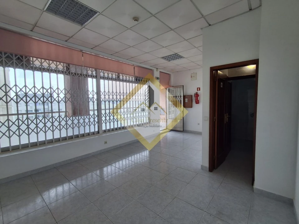 Loja para Venda em Vilar de Andorinho Foto 2