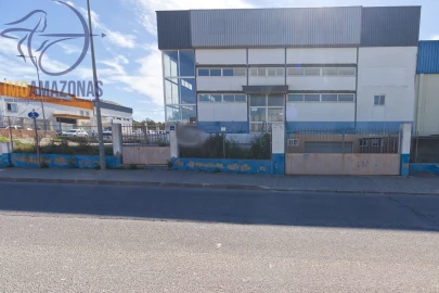 Loja para Venda em Estômbar e Parchal