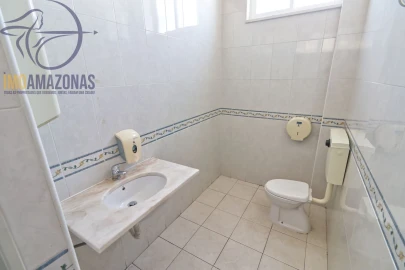 Loja para Venda em Estômbar e Parchal