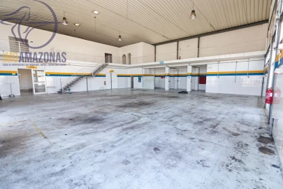 Loja para Venda em Estômbar e Parchal