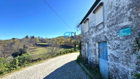 Moradia T3 para Venda em Campelo e Ovil