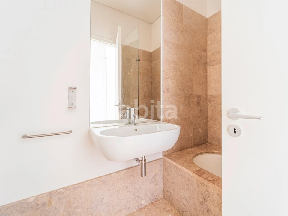 Apartamento T3 para Arrendamento em Santo António Foto 30