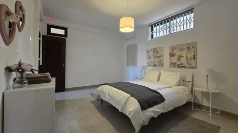 Moradia T6 para Venda em Albufeira e Olhos de Água