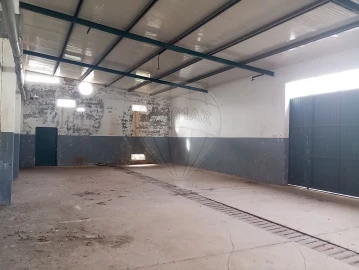 Armazém para Venda em Alcanena e Vila Moreira