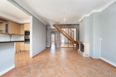 Apartamento T2 para Arrendamento em Azeitão (São Lourenço e São Simão)