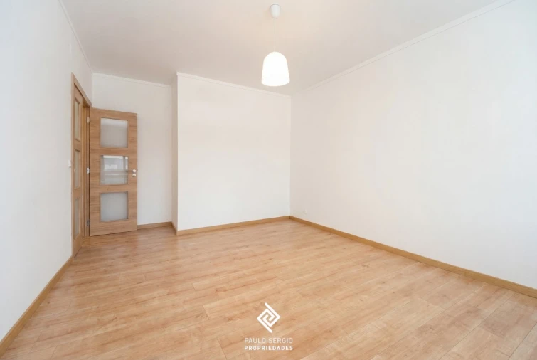 Apartamento T2 para Arrendamento em Espinho Foto 4