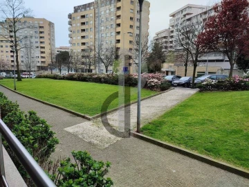 Loja para Arrendamento em Lordelo do Ouro e Massarelos