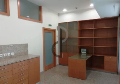 Loja para Arrendamento em Lordelo do Ouro e Massarelos