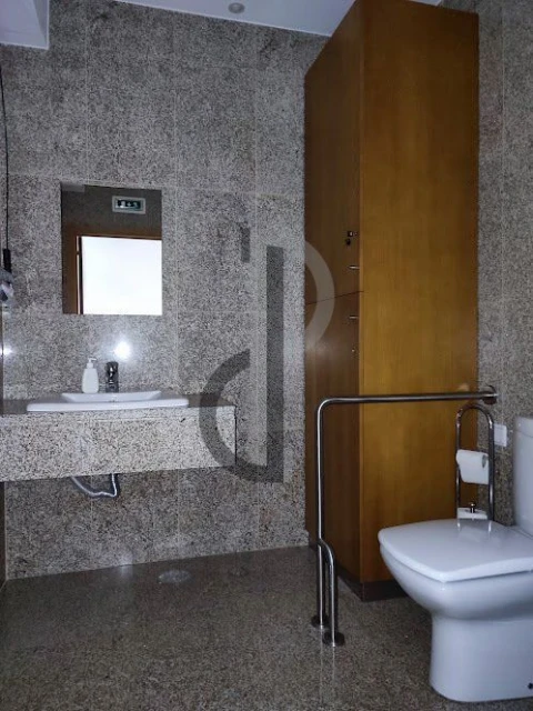 Loja para Arrendamento em Lordelo do Ouro e Massarelos