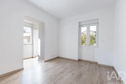 Moradia T4 para Arrendamento em Agualva e Mira-Sintra