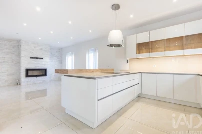 Moradia T4 para Arrendamento em Agualva e Mira-Sintra