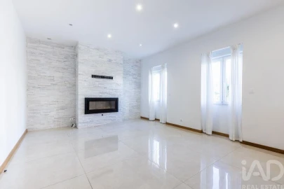 Moradia T4 para Arrendamento em Agualva e Mira-Sintra