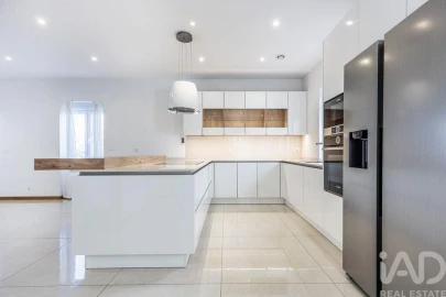 Moradia T4 para Arrendamento em Agualva e Mira-Sintra