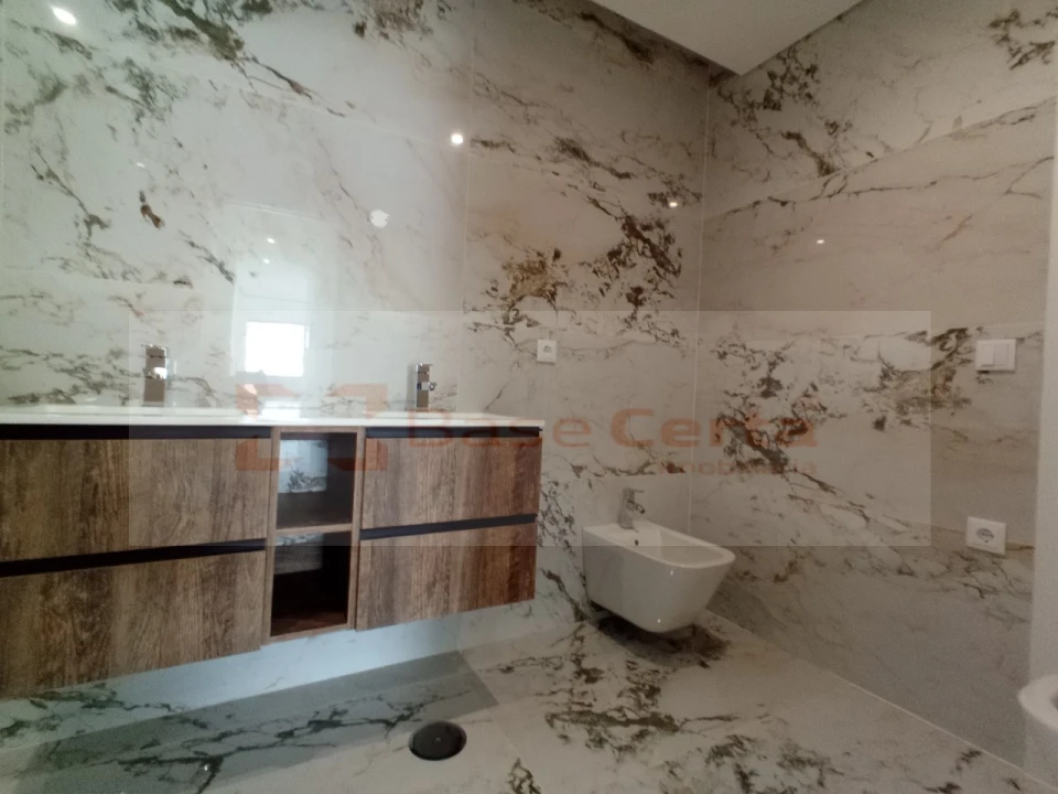 Moradia T4 para Venda em Corroios Foto 21