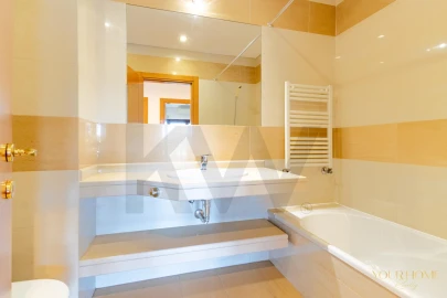 Apartamento T3 para Arrendamento em Santo António dos Cavaleiros e Frielas