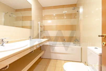 Apartamento T3 para Arrendamento em Santo António dos Cavaleiros e Frielas