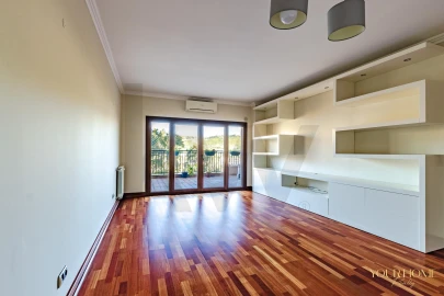 Apartamento T3 para Arrendamento em Santo António dos Cavaleiros e Frielas