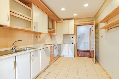 Apartamento T3 para Arrendamento em Santo António dos Cavaleiros e Frielas