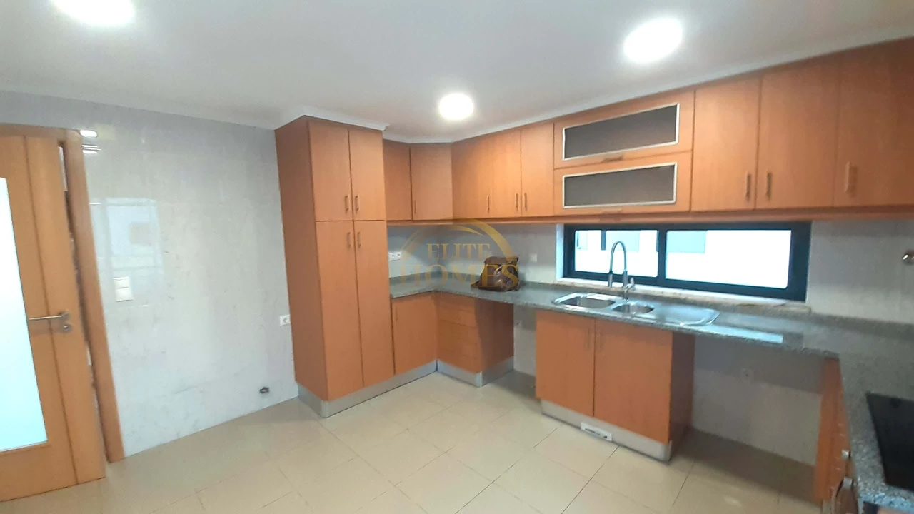 Moradia T5 para Venda em Laranjeiro e Feijó Foto 2