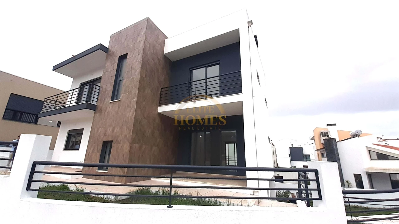 Moradia T5 para Venda em Laranjeiro e Feijó Foto 34