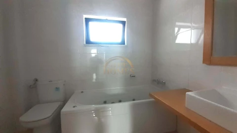 Moradia T5 para Venda em Laranjeiro e Feijó