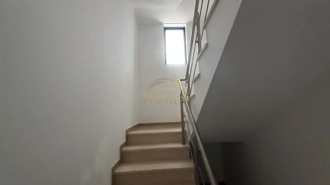 Moradia T5 para Venda em Laranjeiro e Feijó