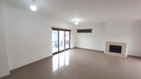 Moradia T5 para Venda em Laranjeiro e Feijó